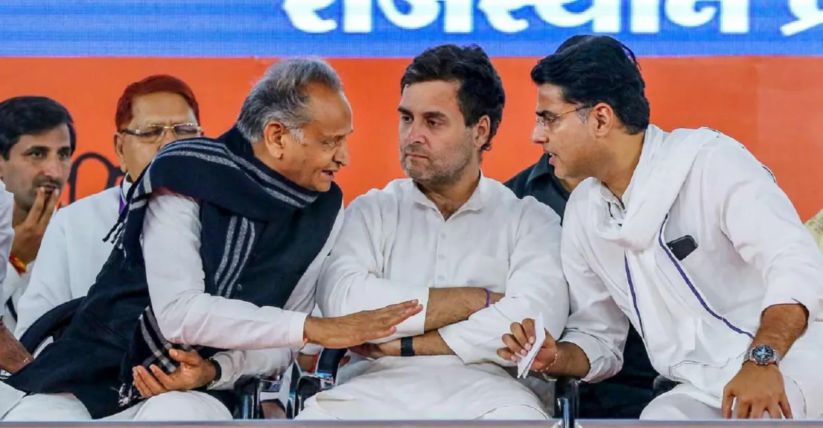 कांग्रेस नेता राहुल गांधी (मध्य में) राजस्थान के सीएम अशोक गहलोत और सचिन पायलट के साथ (फाइल फोटो)- India TV Hindi