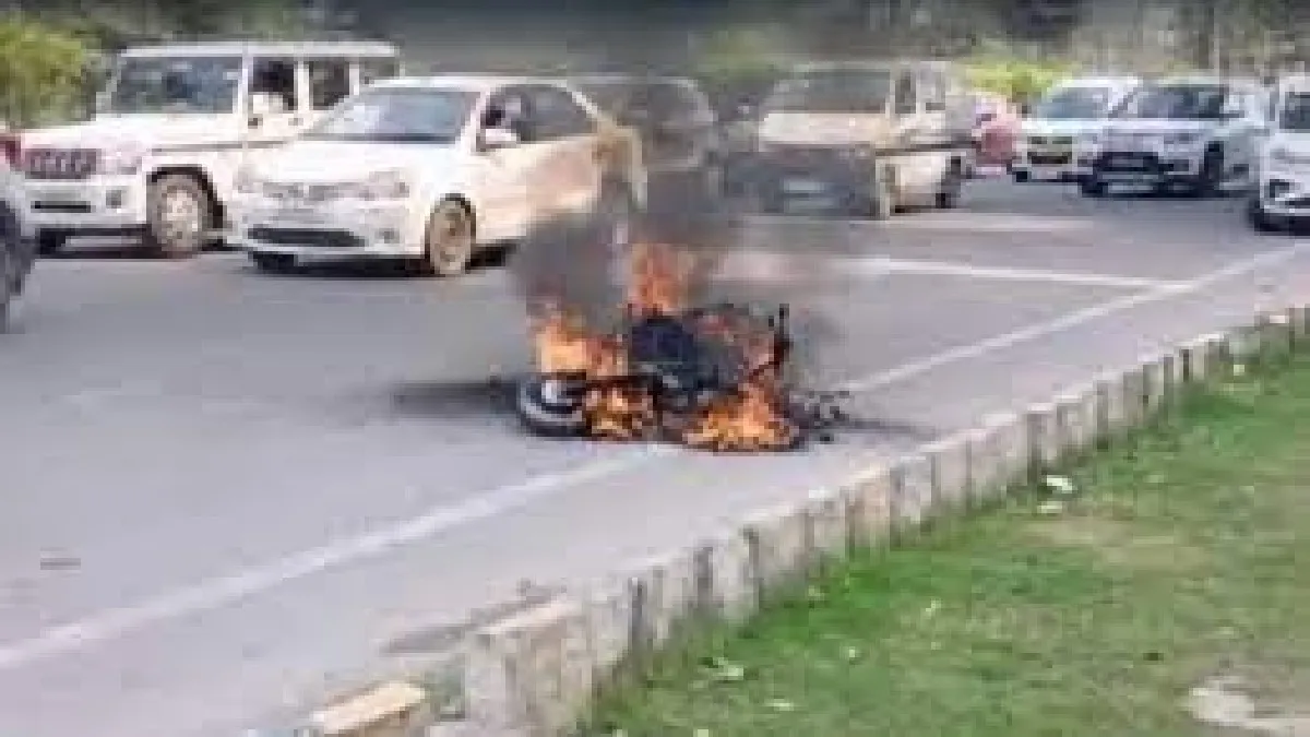 Delivery boy's electric scooty caught fire- India TV Hindi