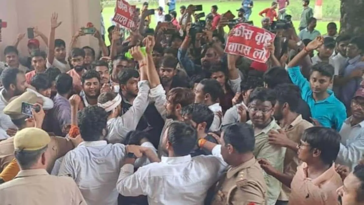 Students are agitating for increasing fees in Allahabad University- India TV Hindi