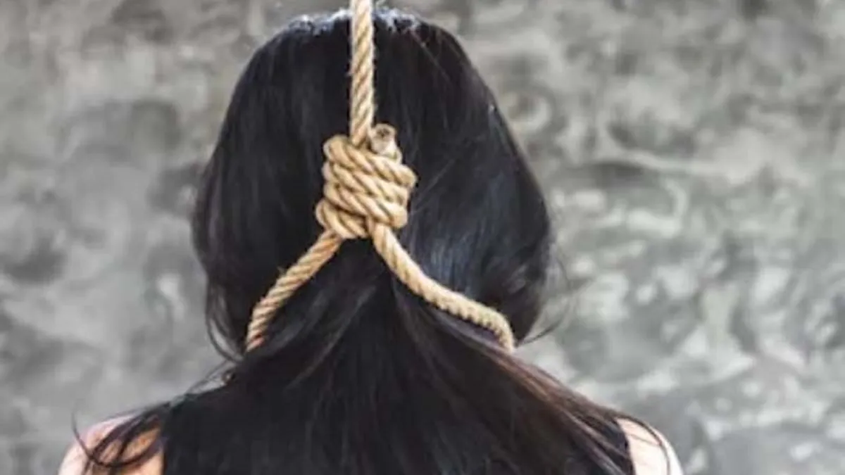 Mother refuses to talk on phone, daughter commits suicide by hanging in kanpur- India TV Hindi