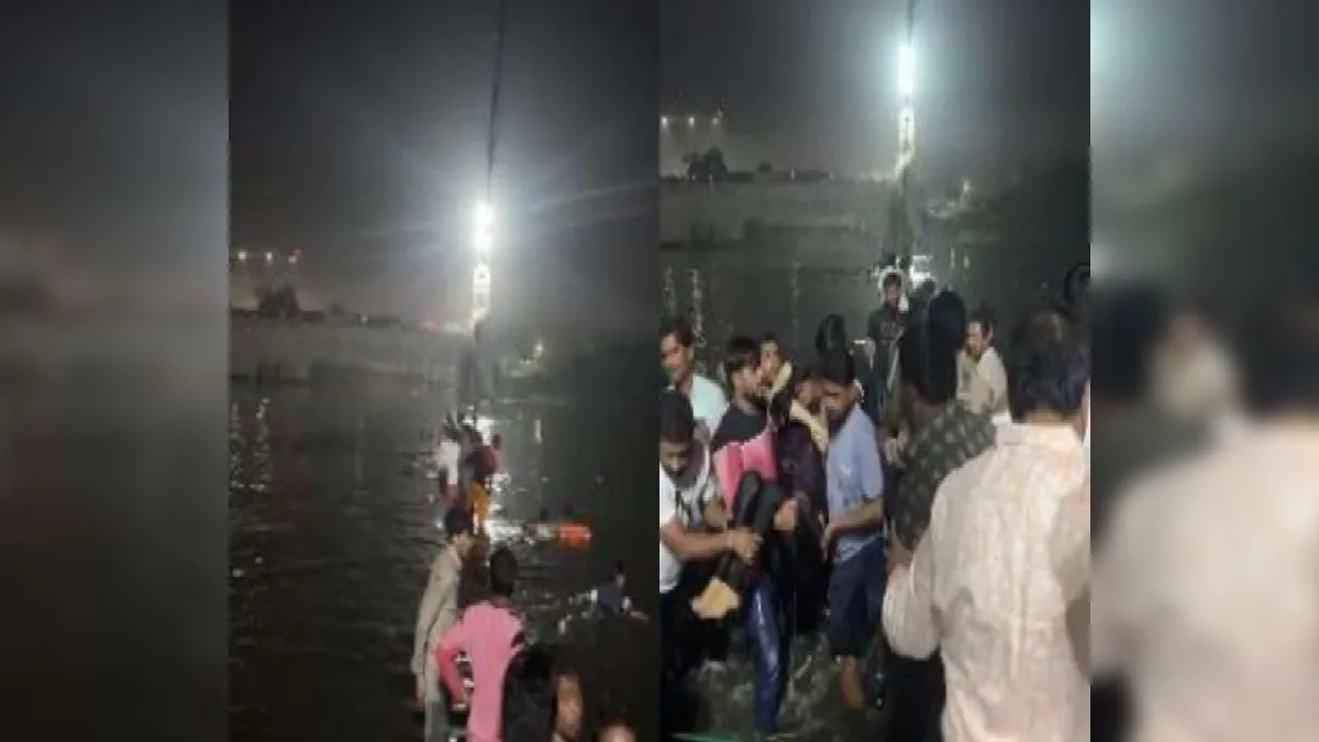 गुजरात के मोरबी शहर में मच्छू नदी पर बना ब्रिज टूटने से बड़ा हादसा हो गया- India TV Hindi