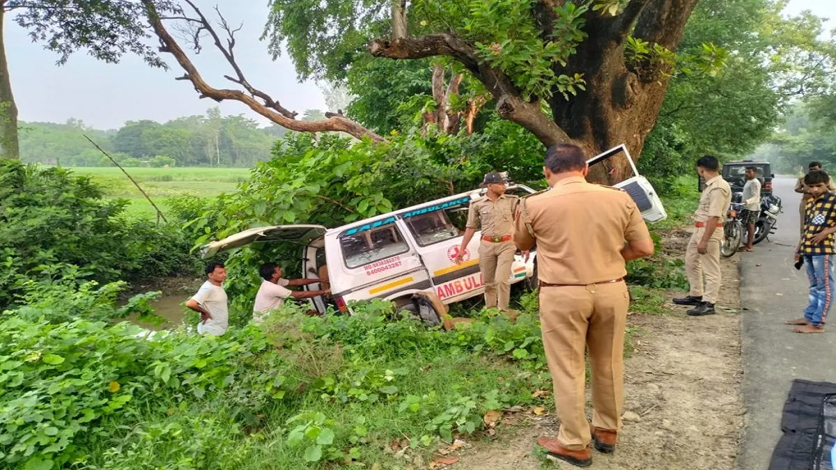 पेड़ से टकराई एंबुलेंस- India TV Hindi