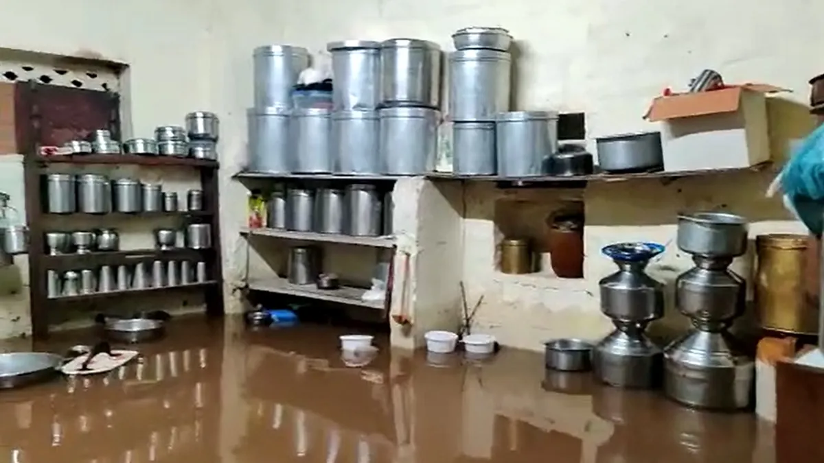 Rain water enters House- India TV Hindi
