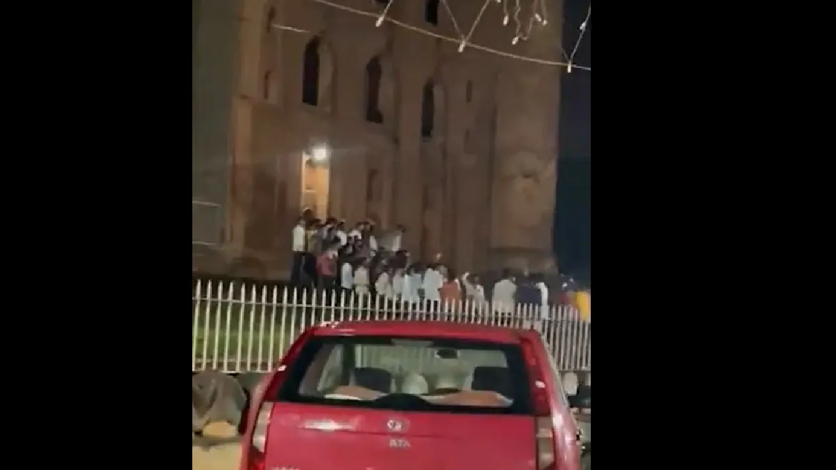 Crowds enter Madrasa in Karnataka on Dussehra- India TV Hindi