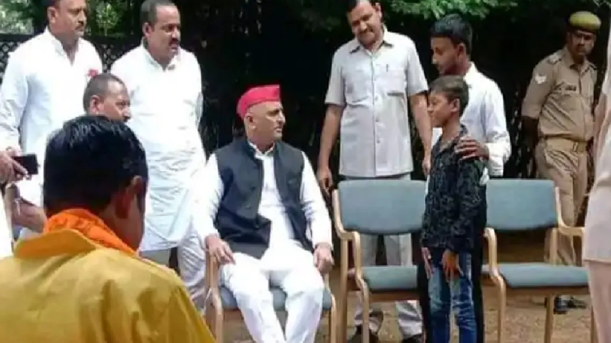 Akhilesh Yadav meets Mulayam Singh's little supporter - India TV Hindi