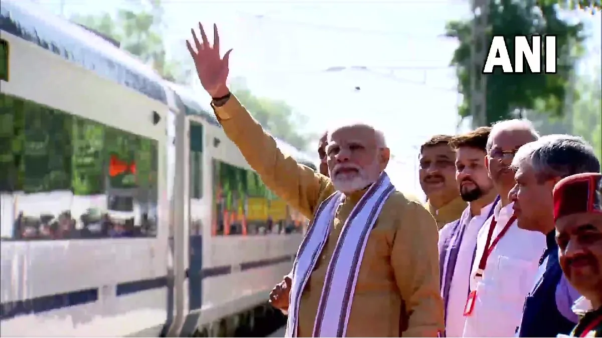 PM Modi flagged off Vande Bharat Express at Una- India TV Hindi