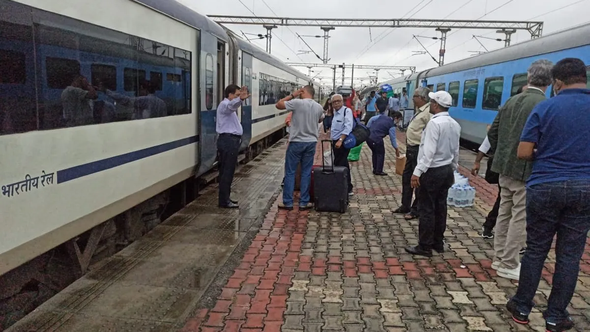 Varanasi Vande Bharat train suffered a failure- India TV Hindi