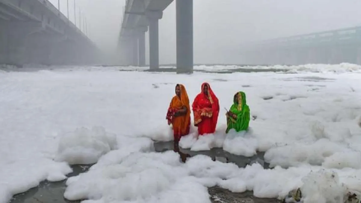 यमुना प्रदूषित, दिख रहे सफेद झाग, कालिंदीकुंज में स्थिति और खराब।- India TV Hindi