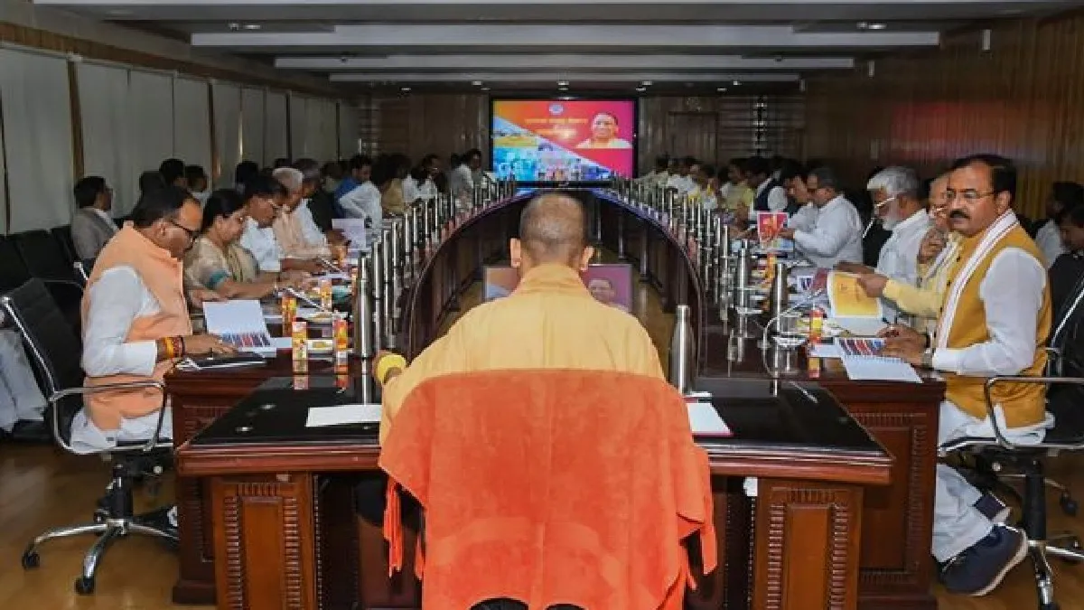 Yogi Adityanath held a high-level meeting with ministers.- India TV Hindi