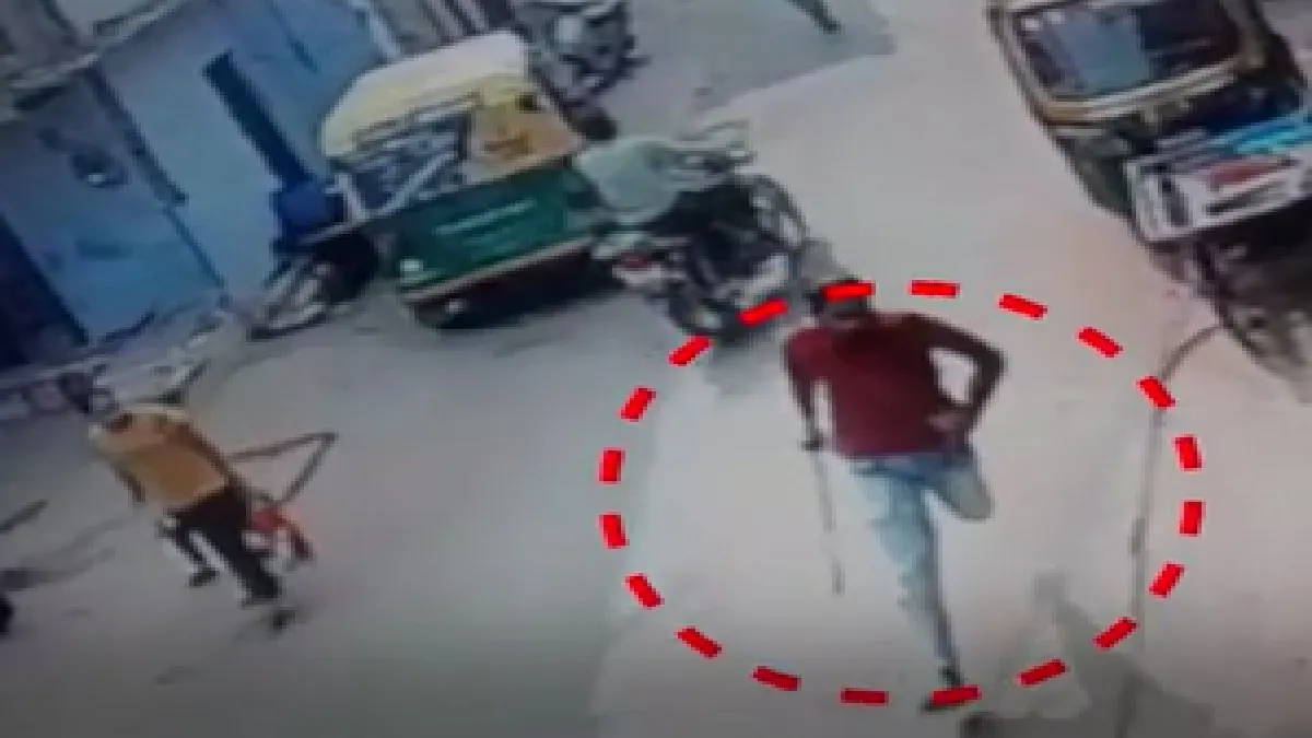 CCTV में हाथ में सरिया लिए भागता हुआ युवक।- India TV Hindi