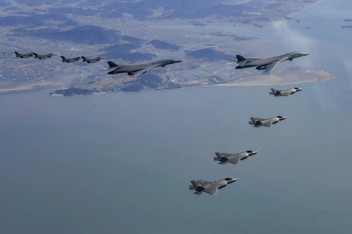 आसमान में उड़ते साउथ कोरिया के लड़ाकू विमान (प्रतीकात्मक फोटो)- India TV Hindi