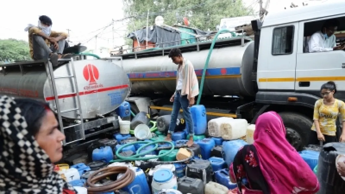 दिल्ली के वसंत कुंज सेक्टर सी 8 में रहने वाले लोगों को लगातार सात दिनों से पानी की कमी का सामना करना- India TV Hindi