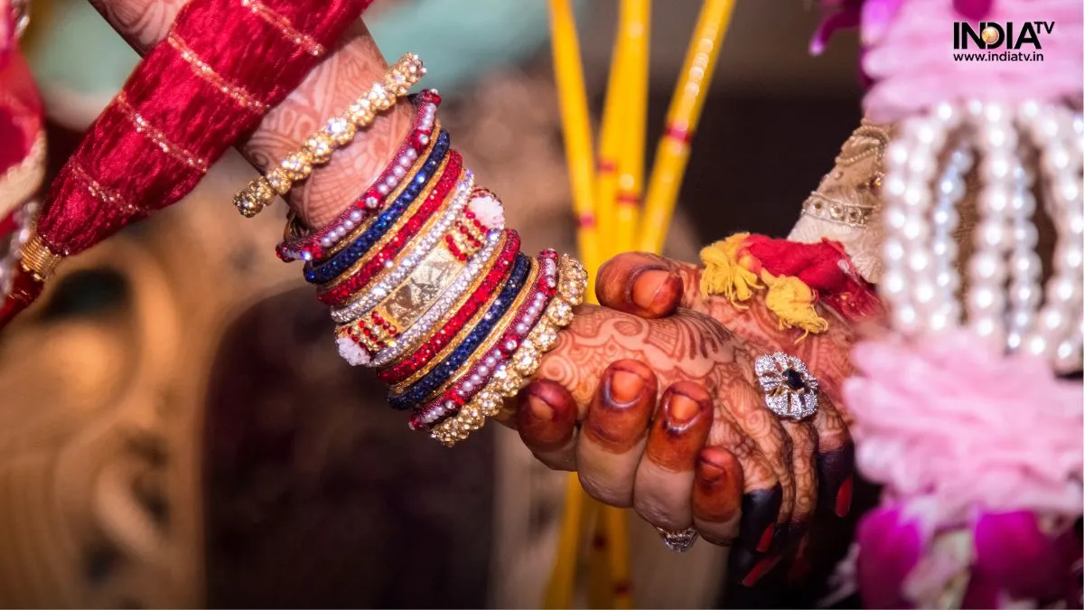 केंद्र के तरफ से शादी करने पर मिलते हैं 2.5 लाख रुपये - India TV Paisa