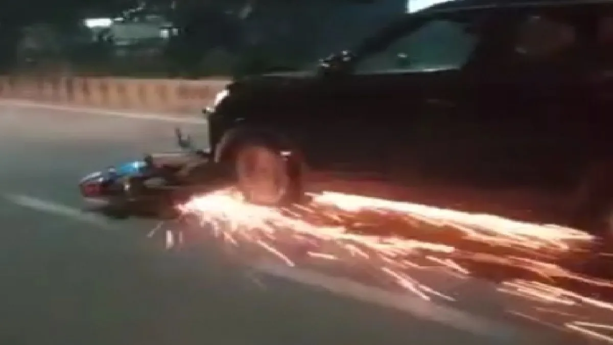 वायरल वीडियो में बाइक को घसीटते हुए कार- India TV Hindi