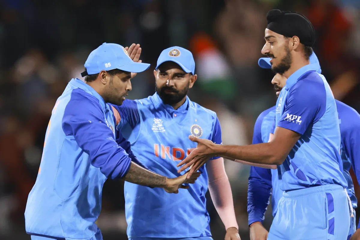 Arshdeep Singh being congratulated by teammates- India TV Hindi