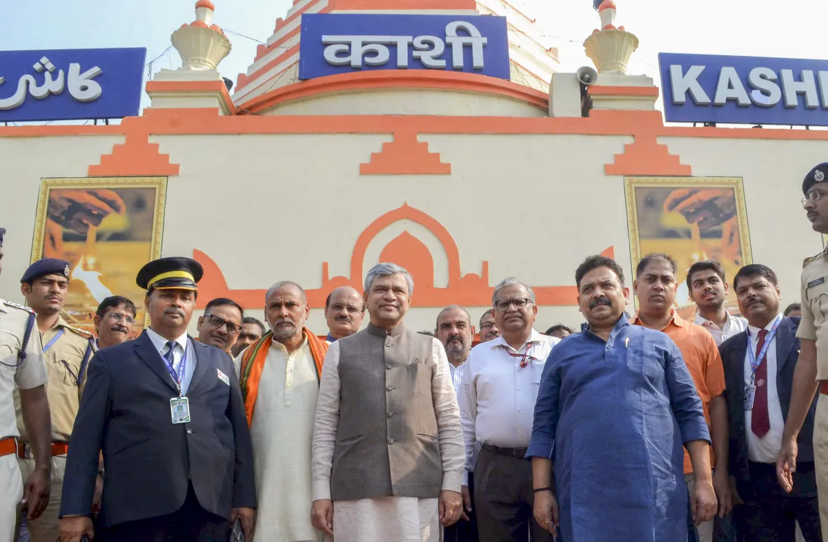 वाराणसी में रेल मंत्री अश्विनी वैष्णव- India TV Hindi