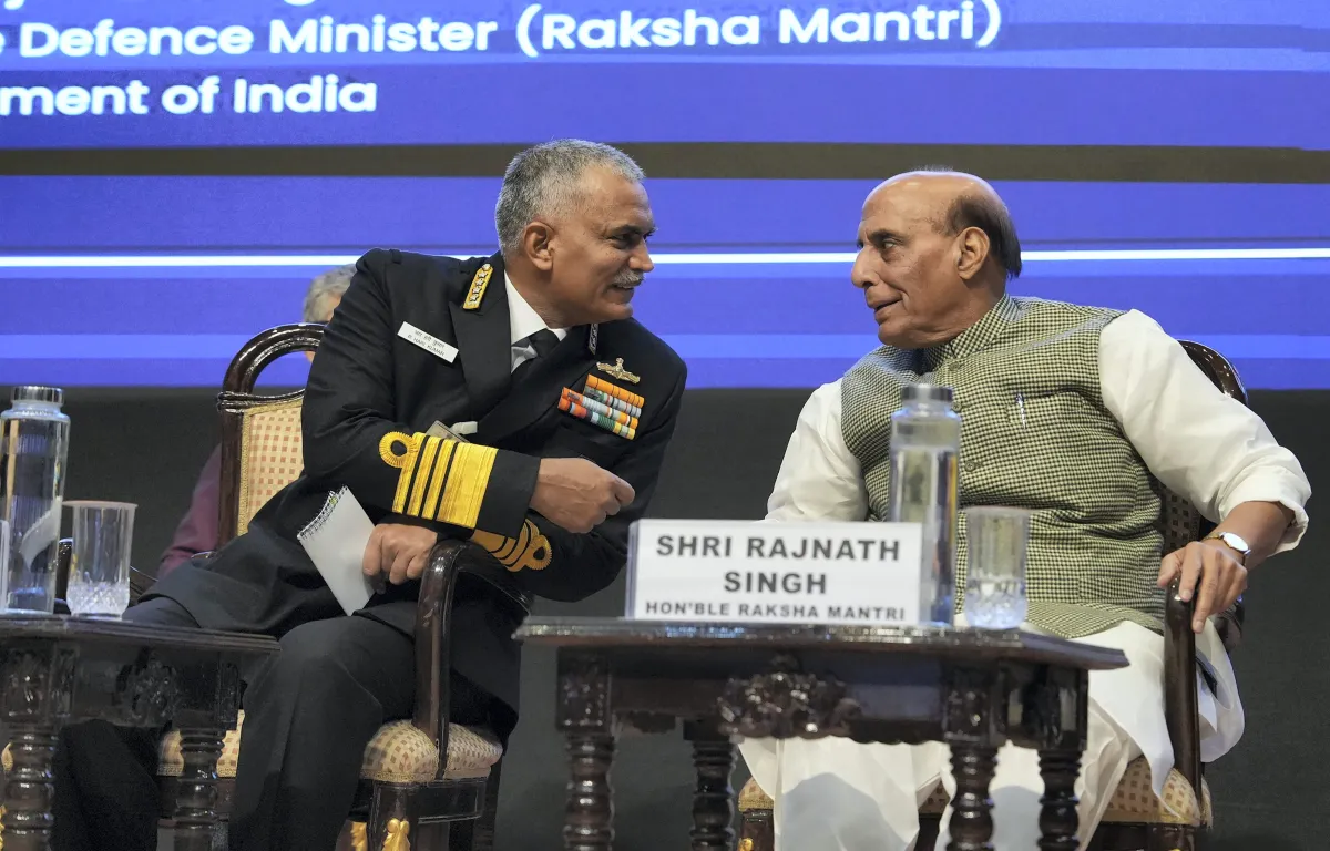 रक्षामंत्री राजनाथ सिंह के साथ नौसेना अध्यक्ष एडमिरल हरि कुमार (फाइल)- India TV Hindi