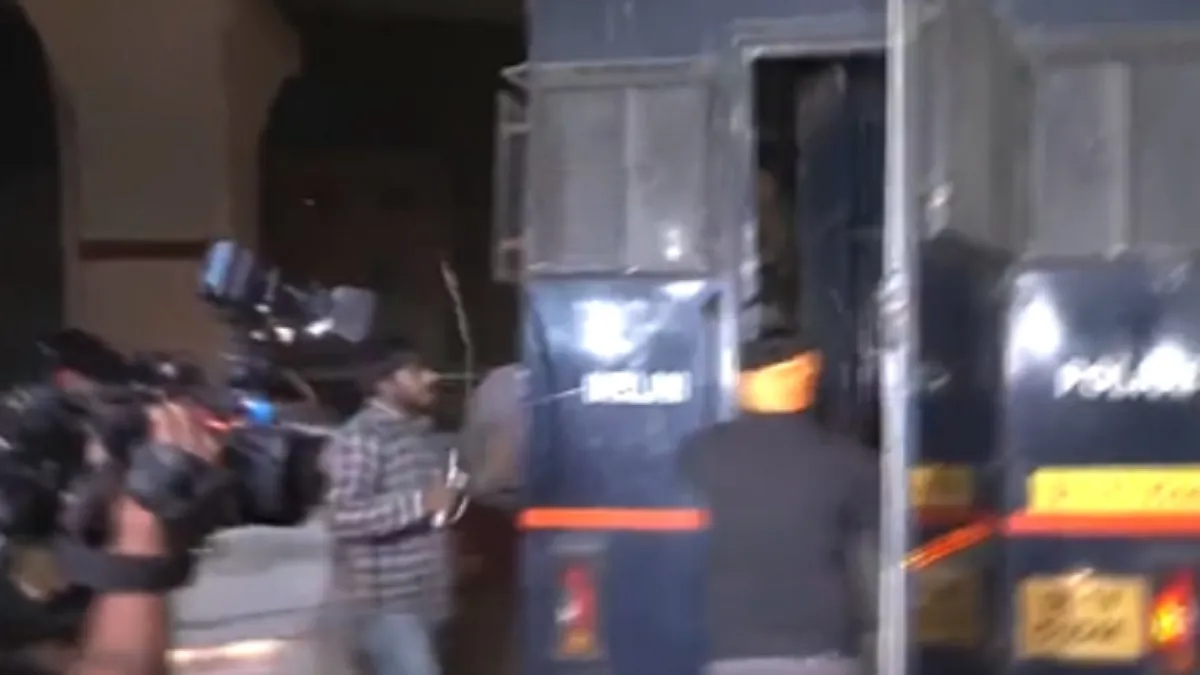 आफताब को ले जा रही पुलिस की गाड़ी पर हुआ हमला- India TV Hindi