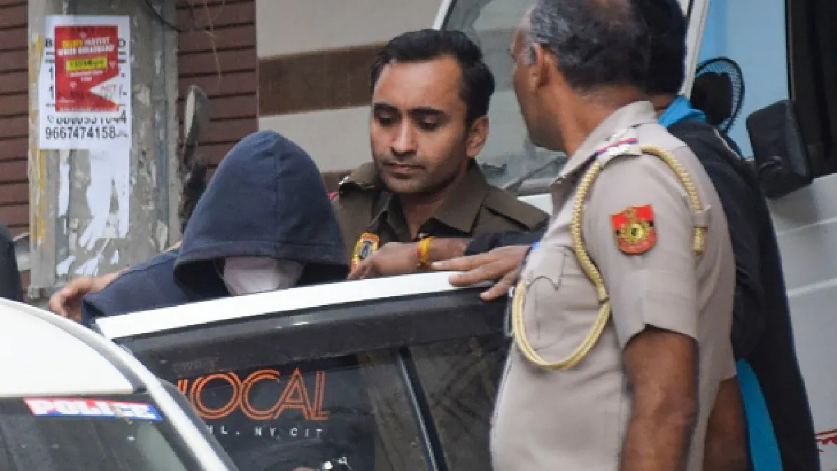 श्रद्धा मर्डर केस के मुख्य आरोपी आफताब को ले जाती दिल्ली पुलिस- India TV Hindi