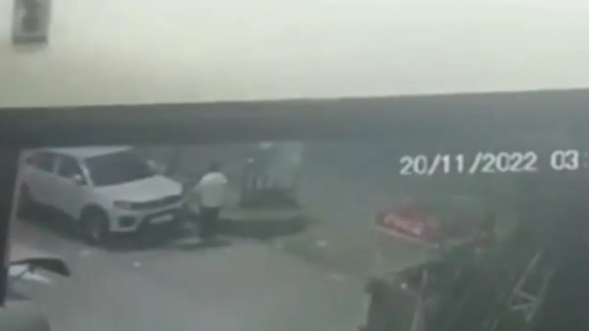 शख्स ने कार को किया आग के हवाले- India TV Hindi