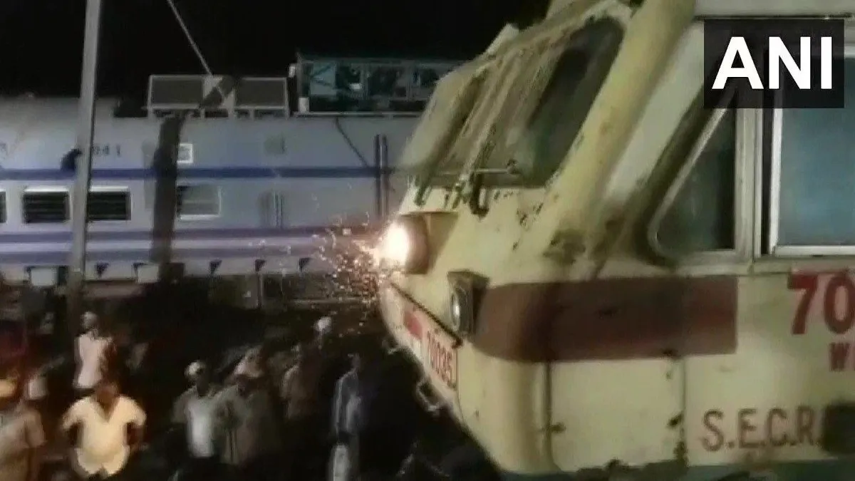 जाजपुर के कोरेई रेलवे स्टेशन पर हुए हादसे के बाद चल रहे बचाव कार्य- India TV Hindi