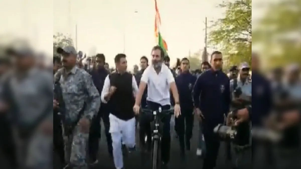 भारत जोड़ो यात्रा में साइकिल की सवारी करते दिखे राहुल गांधी- India TV Hindi