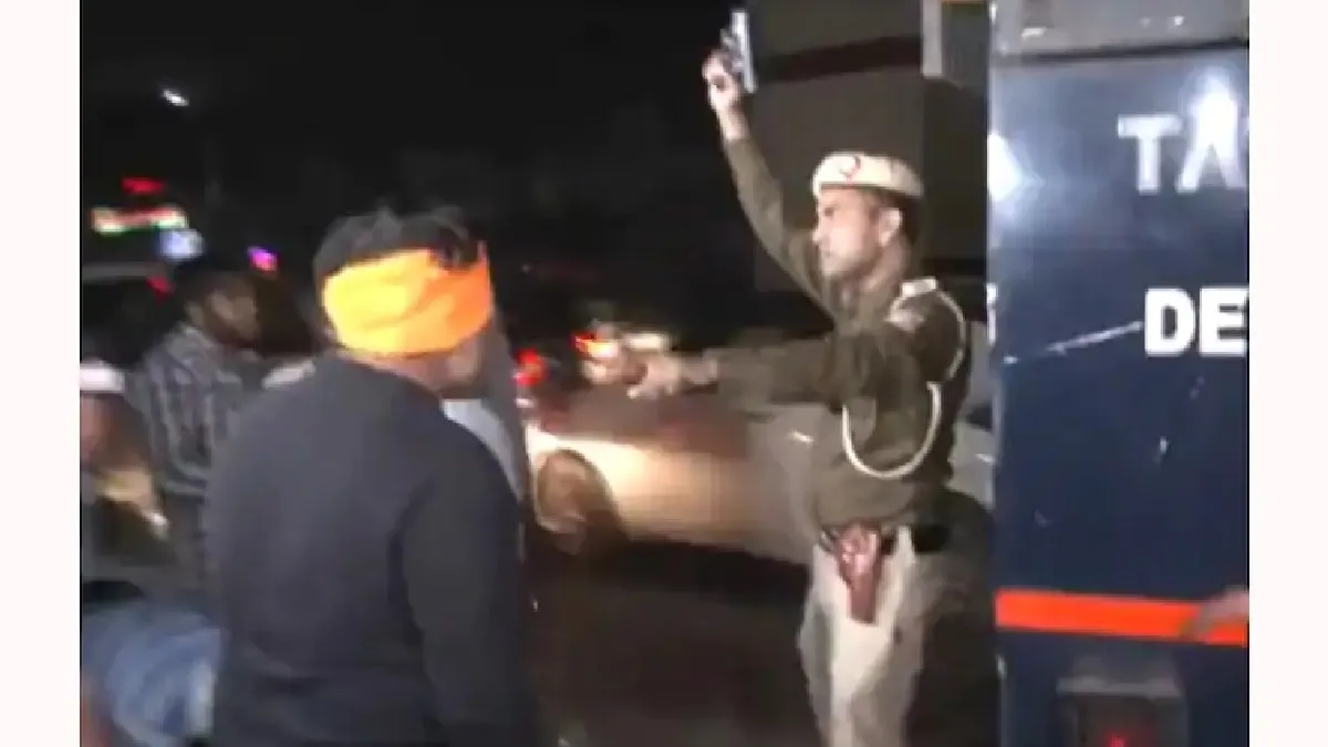 आफताब को ले जा रही पुलिस की गाड़ी पर हुए हमले से आरोपी को बचाता पुलिसकर्मी - India TV Hindi