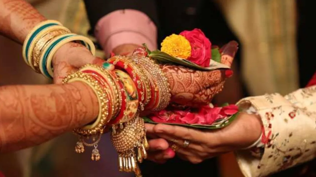शादी के दिन दूल्हा चेंज हो गया। - India TV Hindi