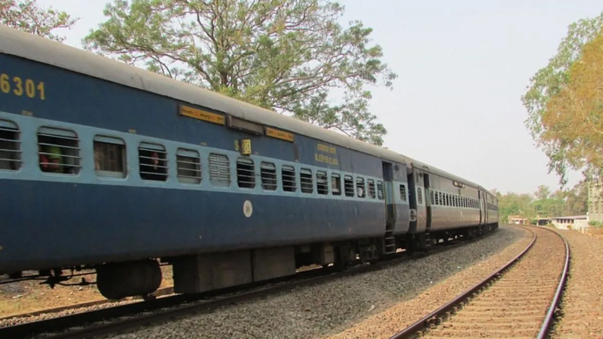 रेलवे इंजन के पार्टस चोरी हुए।- India TV Hindi
