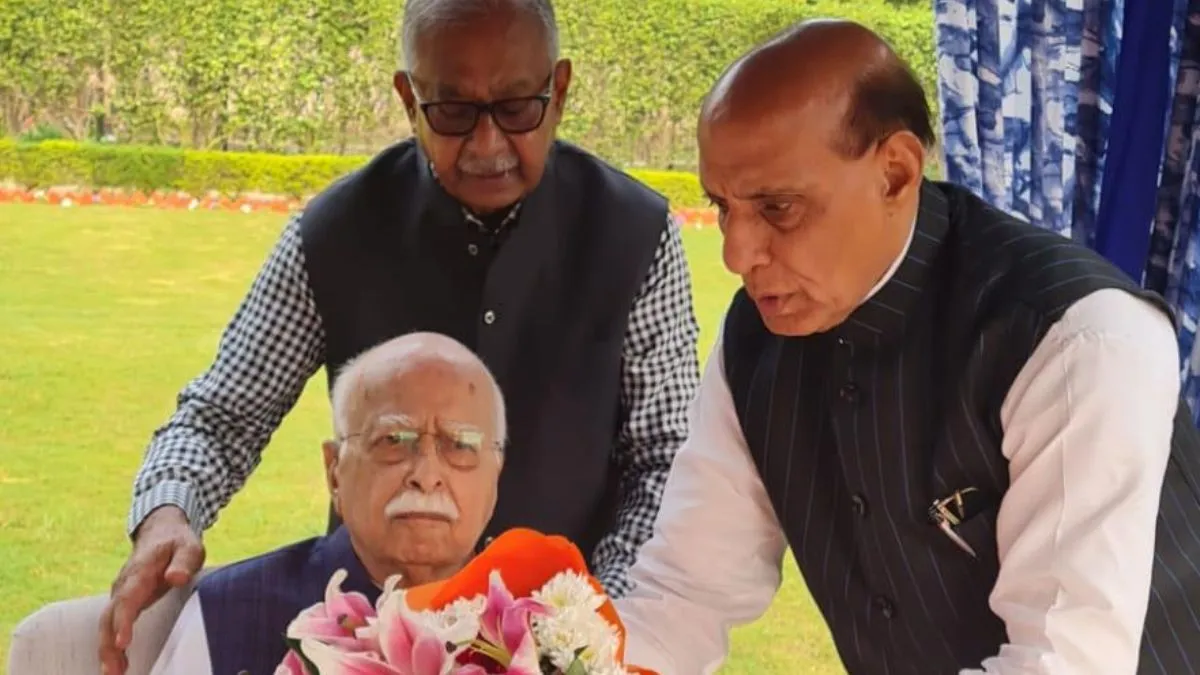 भाजपा के वरिष्ठ नेता एलके आडवाणी को 95वें जन्मदिन की बधाई देते केंद्रीय रक्षामंत्री राजनाथ सिंह- India TV Hindi