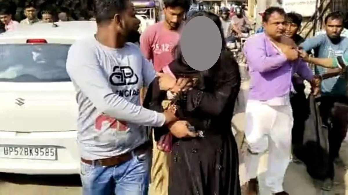 पत्नी और सरपंच की पीटाई करता पति और उसके दोस्त।- India TV Hindi