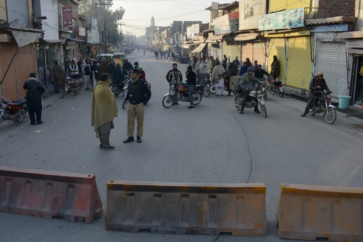 टीटीपी ने पाकिस्तानी पुलिसकर्मियों को बंधक बनाया- India TV Hindi