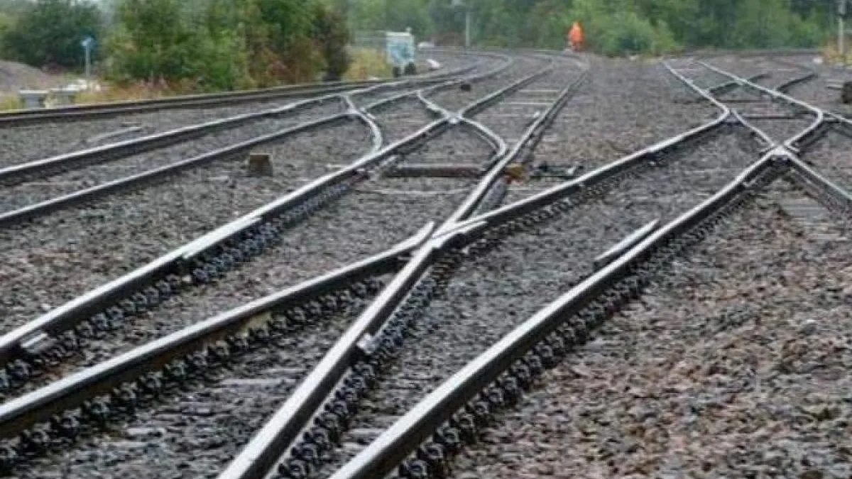 रील बनाते वक्त रेलवे ट्रैक पर ट्रेन से कटकर 3 लोगों की मौत हुई।- India TV Hindi