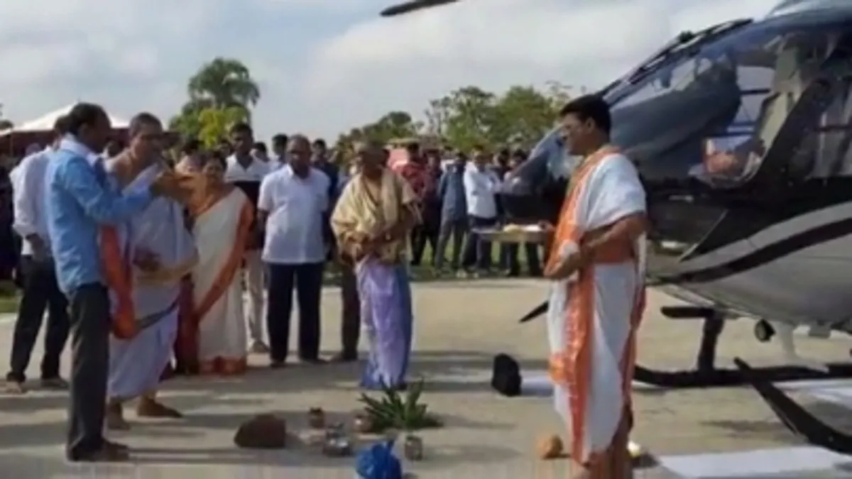 तेलांगना का व्यवस्यायी हेलीकॉप्टर खरीदकर मंदिर पूजा कराने पहुंचा।- India TV Hindi