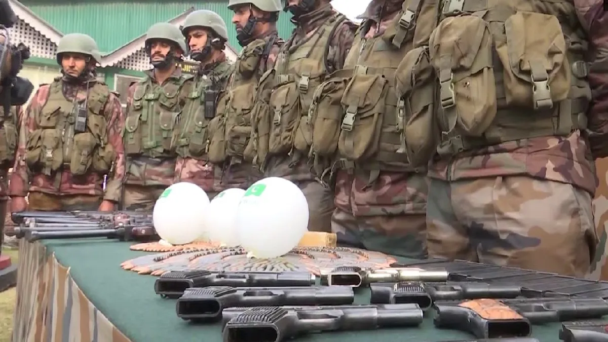 उरी सेक्टर में सेना के तलाशी अभियान के दौरान भारी मात्रा में हथियार व गोला बारूद बरामद- India TV Hindi