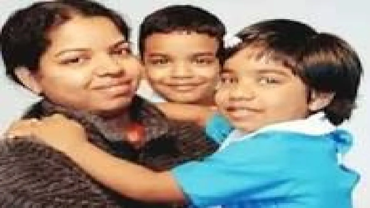 केरल की एक नर्स और उसके दो बच्चों की तस्वीर।- India TV Hindi