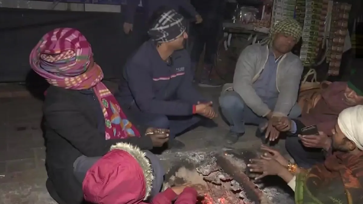 ठंड से बचने के लिए आग तापते दिखे लोग  - India TV Hindi