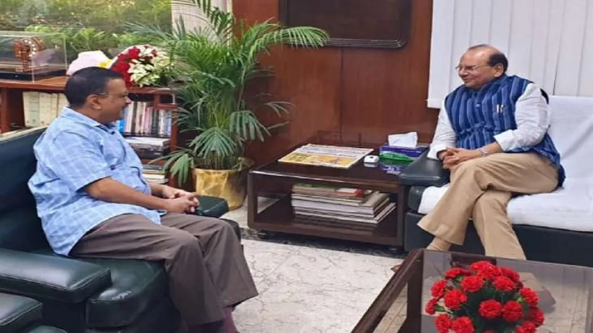 दिल्ली के मुख्यमंत्री अरविंद केजरीवाल और उपराज्यपाल वीके सक्सेना- India TV Hindi