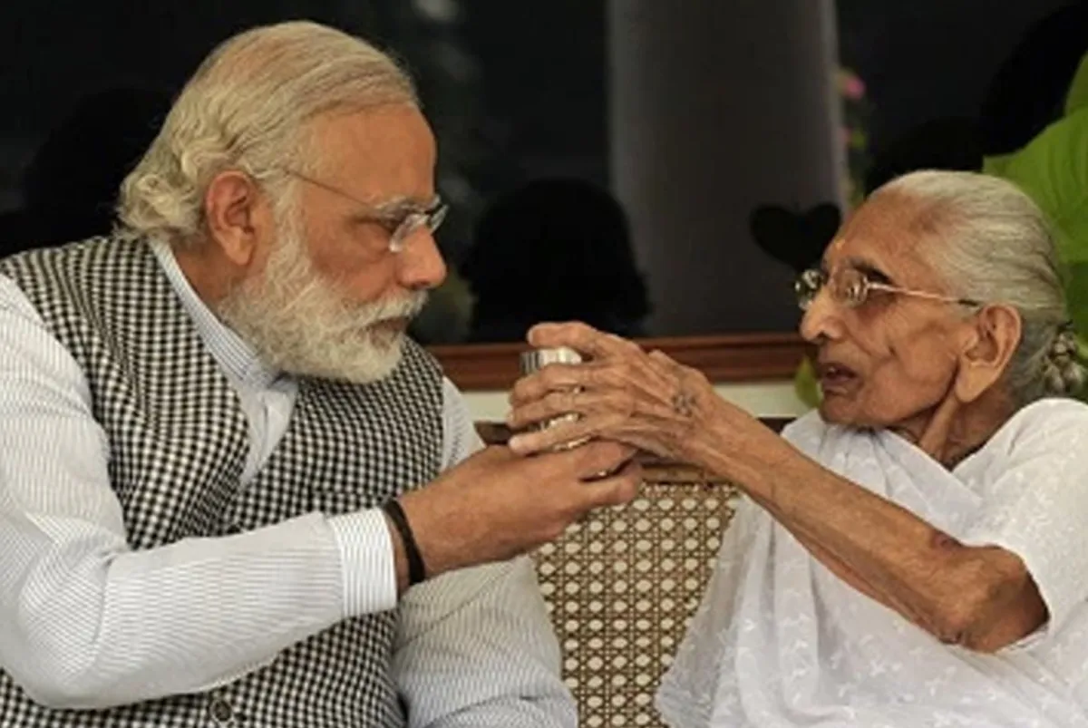 प्रधानमंत्री नरेंद्र मोदी अपनी मां हीराबा के साथ (फाइल)- India TV Hindi