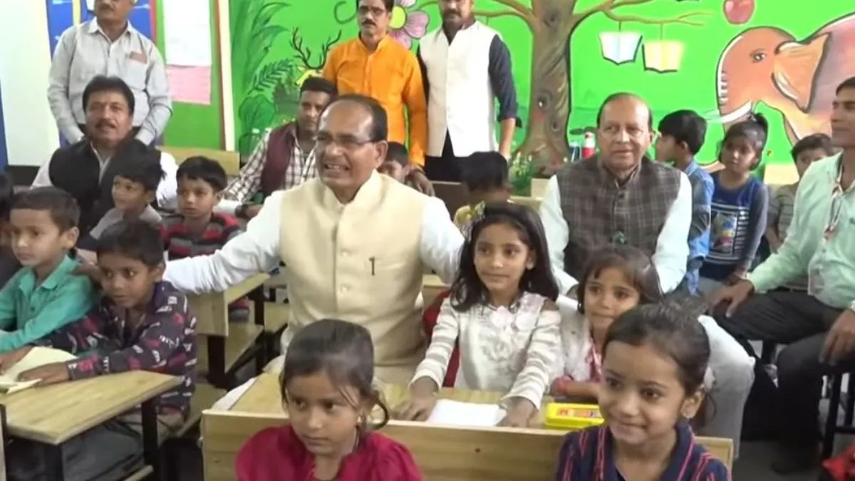 स्कूली बच्चों से मिले सीएम शिवराज सिंह चौहान- India TV Hindi