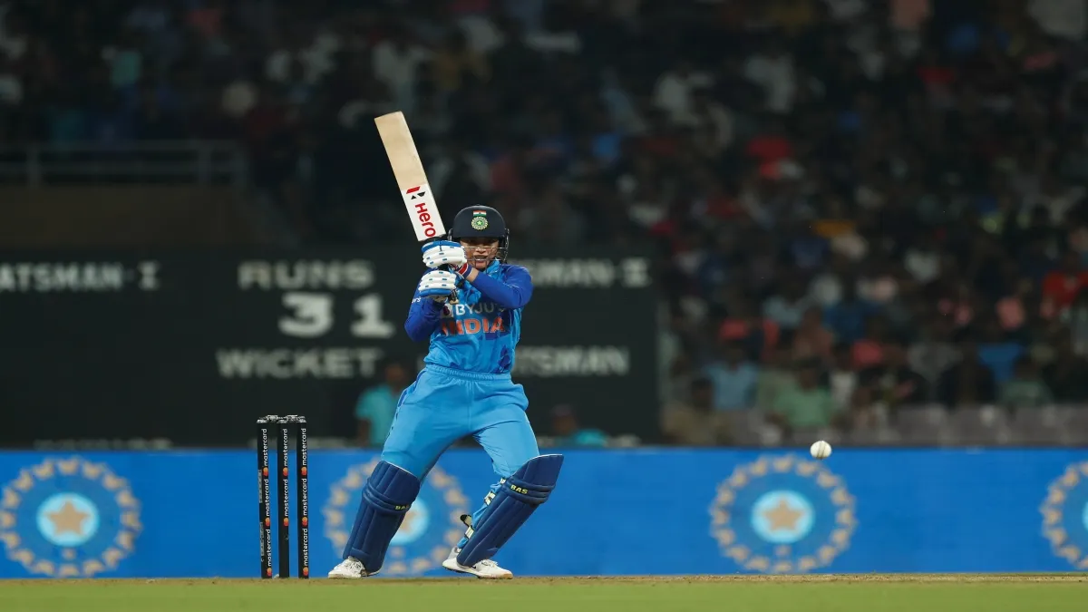 Smriti Mandhana batting against Australia in a T20I match- India TV Hindi