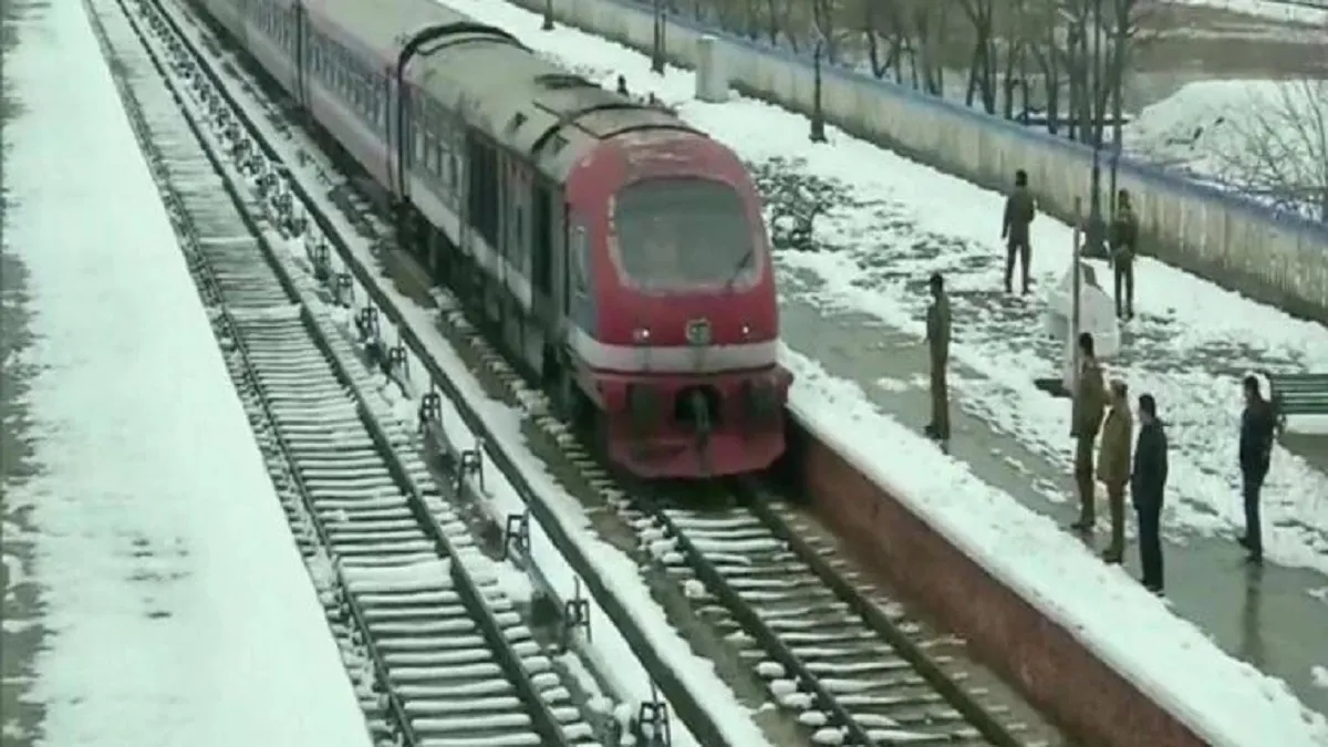 कश्मीर में ट्रेन सेवा को लेकर तेजी से चल रहा काम- India TV Hindi