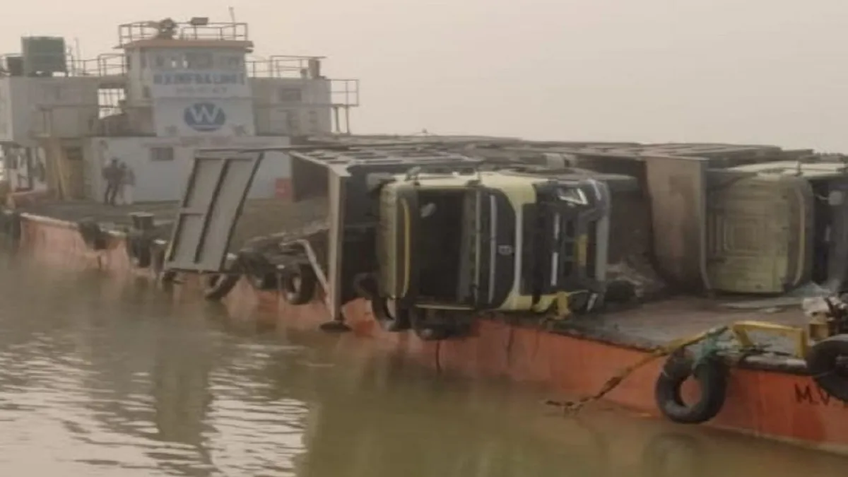 7 trucks fell into river ganga- India TV Hindi