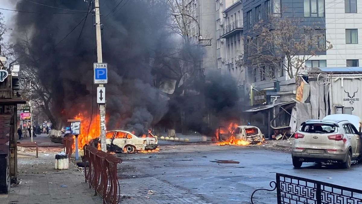 रूस के हमले के बाद यूक्रेन में जलती कारें- India TV Hindi