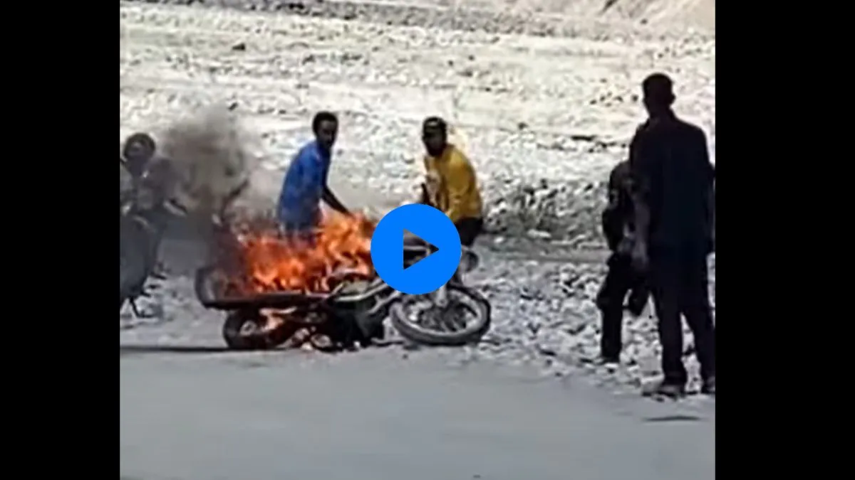 बुलेट बाइक में आग- India TV Hindi