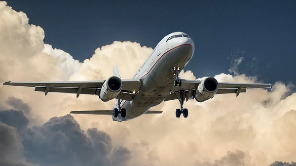 उड़ते विमान में एक ही पैसेंजर को दो बार हार्ट अटैक आ गया। - India TV Hindi
