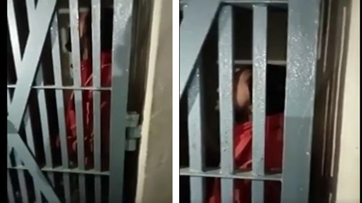 जेल में गाना गाता हुआ कैदी।- India TV Hindi