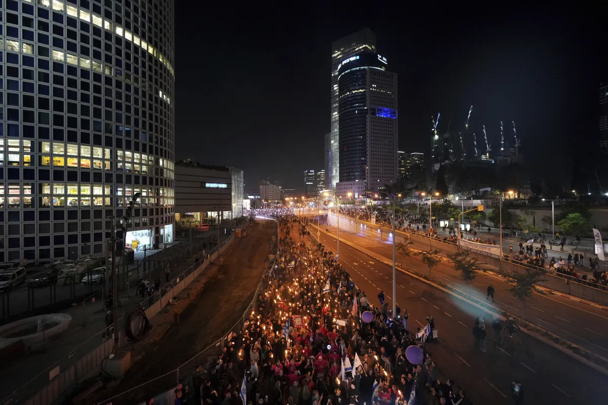इजरायल में विरोद प्रदर्शन करते लोग- India TV Hindi