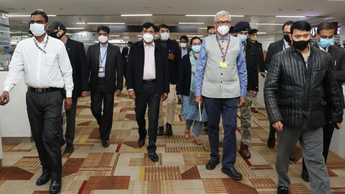 नयी दिल्ली के इंदिरा गांधी अंतरराष्ट्रीय हवाई अड्डे पर स्वास्थ्य मंत्री मनसुख मांडवीय।- India TV Hindi