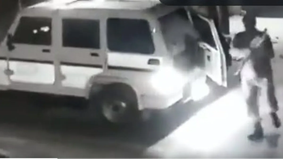 पास के दुकान में लगे हुए CCTV कैमरे में कैद हुआ लकड़ी चुराने का वीडियो।- India TV Hindi